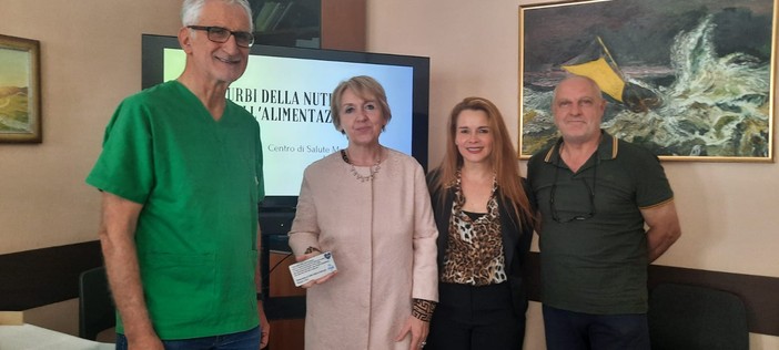 Saluzzo, consegna del monitor al Csm da parte dell'associazione A.Fidati: Sillvio Costamagna, Maura Acconci, Marianela Zamora, Giovanni Giordano