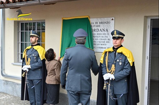 Alcuni momenti della cerimonia tenuta ieri presso la sede della Tenenza di Saluzzo