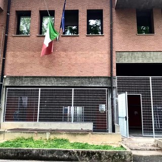 Il portico della &quot;palazzina Inps&quot; delimitato dalle grate in ferro - FOTO MAURO PIOVANO