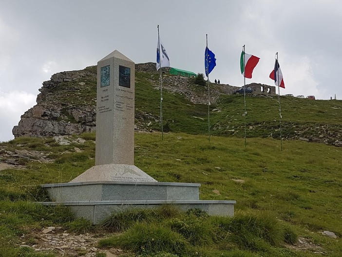 Le montagne dividono le acque ma uniscono gli uomini presso la Stele della Fraternità Montanara  al confine fra Francia, Piemonte e Liguria