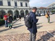 Sul piazzale della stazione di Bra i passeggeri della corsa partita da Porta Susa alle 8.35