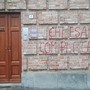 La scritta comparsa questa notte sul muro della Curia di Alba