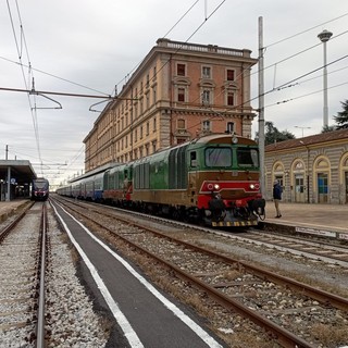 Quel treno senza passeggeri che va a Limone mentre gli studenti devono aspettare 50 minuti al freddo