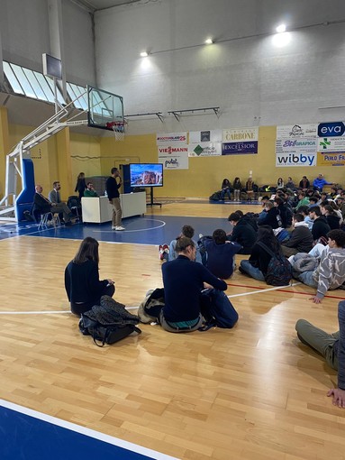 Un momento dell'incontro con l'atleta Daniele Cassioli