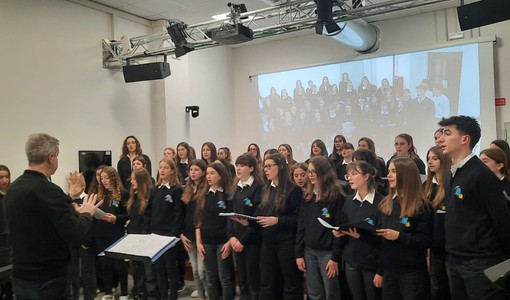 Liceo Soleri Bertoni, l'esibizione del gruppo corale della scuola nella serata della consegna delle borse di studio