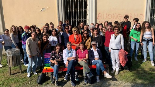 L'inaugurazione della panchina arcobaleno di Savigliano