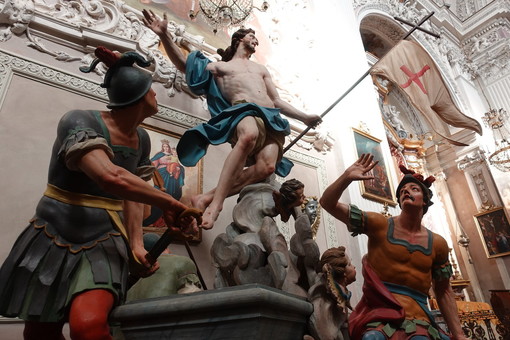 In foto la statua del Cristo risorto portata in processione il giorno di Pasqua dai Battuti Bianchi di Bra