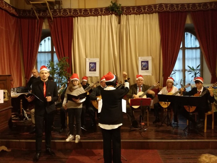 Poesie e solidarietà: il Natale si accende di parole e musica a Savigliano