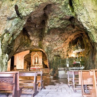 Record di visitatori a Santa Lucia, il Santuario nella roccia di Villanova Mondovì