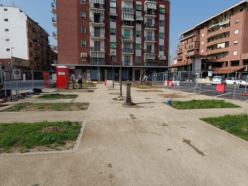 Saluzzo, piazza Battaglione Alpini dopo il taglio dei tre aceri e predisposta per il nuovo disegno