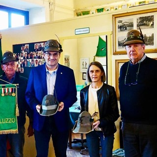 Chiara Avagnina dona al presidente della zione Ana di Saluzzo i cappelli alpini appartenuti al nonno Vincenzo Carlo veterano della Prima Guerra Mondiale (Foto: Paola Ravazzi)