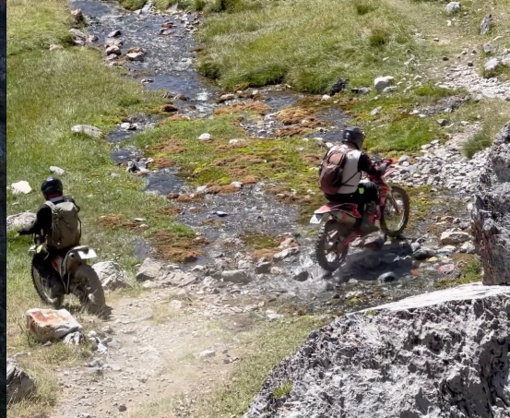Con le moto ai laghi di Roburent in alta Valle Stura, un lettore: &quot;Impuniti e strafottenti&quot; [VIDEO]