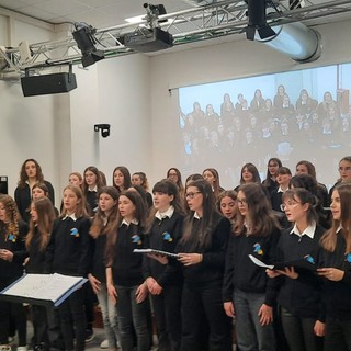 Liceo Soleri Bertoni, l'esibizione del gruppo corale della scuola nella serata della consegna delle borse di studio