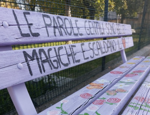 La panchina realizzata dalla scuola di San Rocco Castagnaretta di Cuneo con i bambini della materna