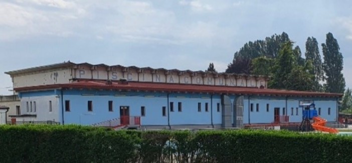 L'esterno della piscina comunale di Savigliano