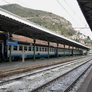 Treni in stazione a V entimiglia (archivio)