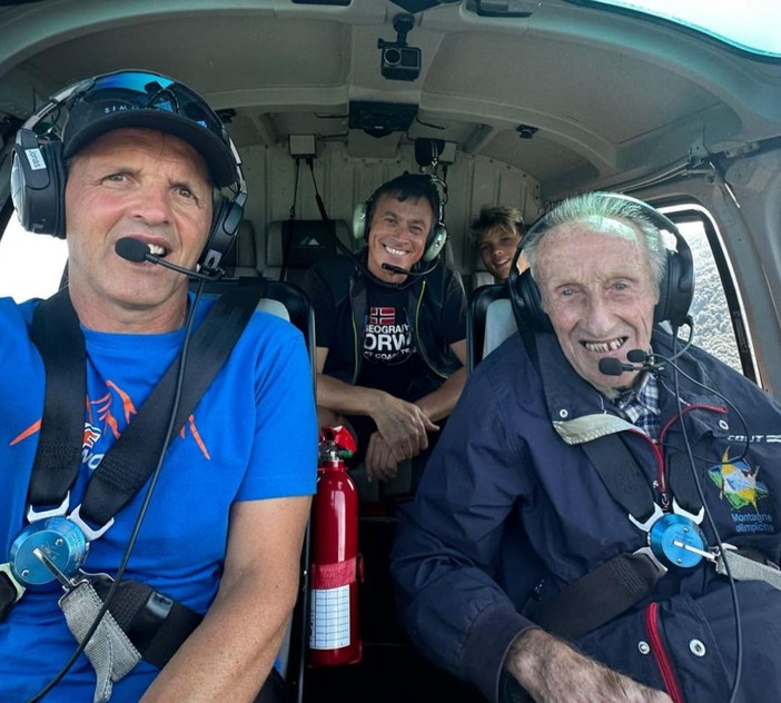 Simone Moro che pilota l'elicottero con Clemente Berardo e Davide Giordano