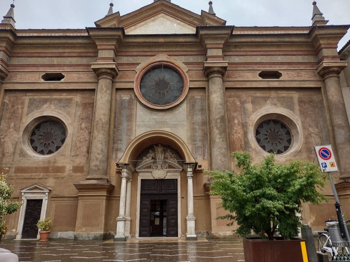 L'abbazia di San Pietro di Savigliano in cui si tiene il &quot;Concerto per la Pace&quot; con 7 cori uniti