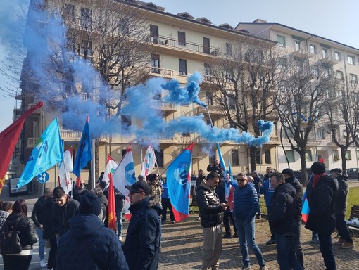 La mobilitazione in corso Dante a Cuneo