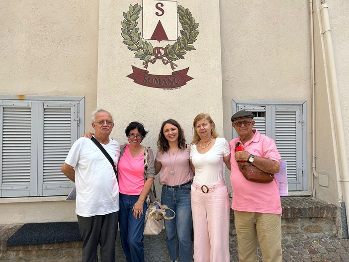 I quattro aire della famiglia Albarello davanti al Comune di Somano con l'impiegata Clementina (al centro)