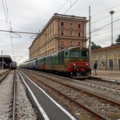 Quel treno senza passeggeri che va a Limone mentre gli studenti devono aspettare 50 minuti al freddo