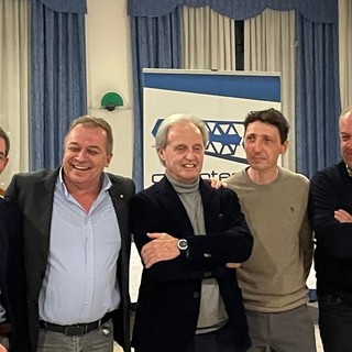 Da sinistra Stefano Isoardi (direttore Unione Trebbiatori di Cuneo), Paolo Bongioanni (assessore all'agricoltura del Piemonte), Aproniano Tassinari (presidente UNCAI), Fabrizio Gastinelli (presidente Unione Trebbiatori di Cuneo) e Franco Piola (vice presidente Unione Trebbiatori di Cuneo).