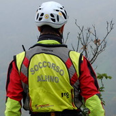 Motociclista cade e si fa male sul Colle San Giovanni verso Prazzo: soccorso alpino in azione