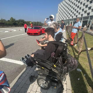 L'ambulanza dei desideri di ABACUS realizza il sogno di Francesco: sfrecciare su una Ferrari