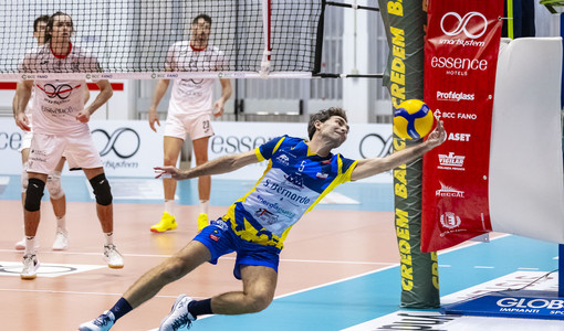 Un eccezionale recupero in difesa di Daniele Sottile (Foto Virtus Volley Fano)