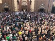 Saluzzo, la bara di Madre Elvira sul sagrato del Duomo- foto Mauro Piovano