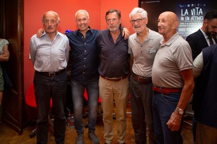 Da sinistra, il Brigadiere Luigi Carletto, Luca Ciarlo, Sergio Costagli, Jean Gounand e l’allora responsabile del Soccorso alpino Gianni Bernardi, che coordinò il complesso recupero dei tre alpinisti