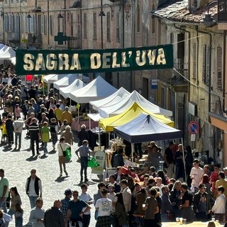 Costigliole Saluzzo invasa dai visitatori per la Sagra delll'uva