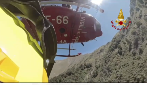 Vigili del fuoco con l'elicottero sulla Bisalta per il recupero di un escursionista [VIDEO]