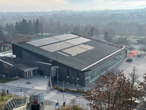 Sul tetto dello Stadio del Nuoto di Cuneo arrivano i pannelli fotovoltaici