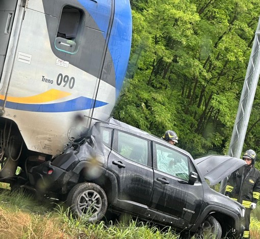 Auto urtata da treno sulla Alba-Bra: riattivata la circolazione ferroviaria