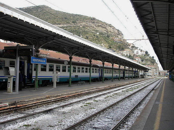 Treni in stazione a V entimiglia (archivio)