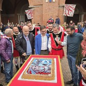 Una torta per 600 amici per festeggiare i 50 anni del gruppo Sbandieratori Città di Alba