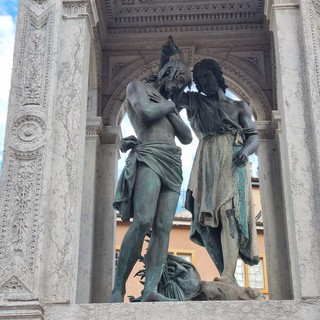 Statua del Battesimo di Cristo, a Lione (Francia)