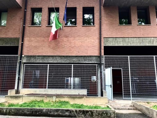 Il portico della &quot;palazzina Inps&quot; delimitato dalle grate in ferro - FOTO MAURO PIOVANO