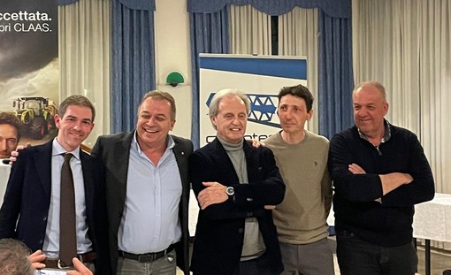 Da sinistra Stefano Isoardi (direttore Unione Trebbiatori di Cuneo), Paolo Bongioanni (assessore all'agricoltura del Piemonte), Aproniano Tassinari (presidente UNCAI), Fabrizio Gastinelli (presidente Unione Trebbiatori di Cuneo) e Franco Piola (vice presidente Unione Trebbiatori di Cuneo).