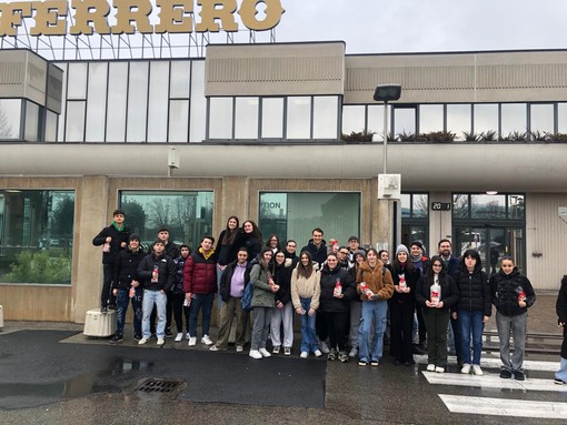 Gli studenti del Denina Pellico di fronte alla Ferrero