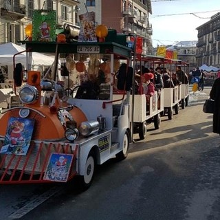 A Saluzzo c'è il Ccn Christmas Day: le vie dello shopping si trasformano in un luna park a cielo aperto