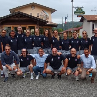 Le pumine, lo staff tecnico e dirigenziale della Bam Mondovì Volley