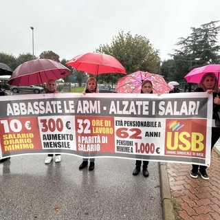 Foto della protesta del 3 ottobre 2024 delle lavoratrici Proteco davanti allo stabilimento Ferrero di Alba