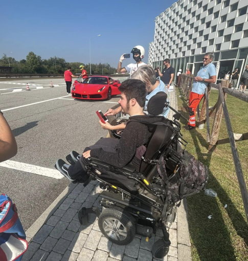 L'ambulanza dei desideri di ABACUS realizza il sogno di Francesco: sfrecciare su una Ferrari