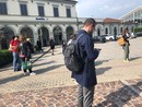 Passeggeri in attesa sul piazzale della stazione ferroviaria di Bra (archivio)