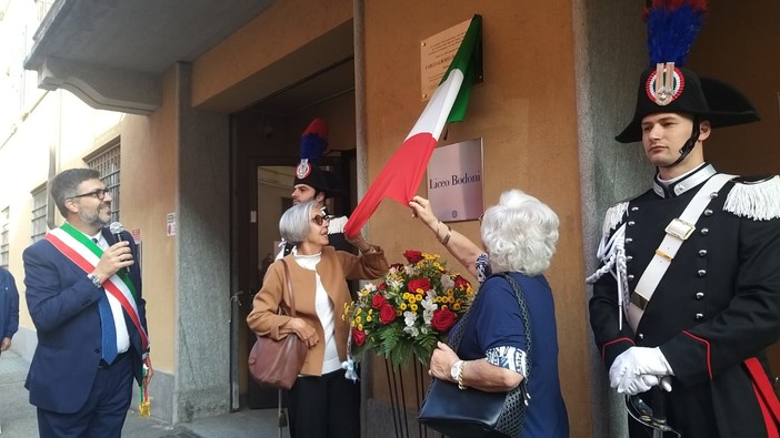 Saluzzo, scoprimento della targa davanti al liceo Bodoni che ricorda il luogo di nascita e il valore del Generale Carlo Alberto Dalla Chiesa