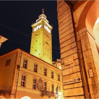 La Torre Civica si illumina di giallo per &quot;fare luce sull'endometriosi&quot;