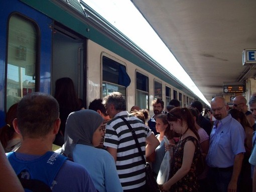 Sceglie il treno per andare da Genova a Limone: “Non ci sono posti”. Ma i vagoni erano vuoti