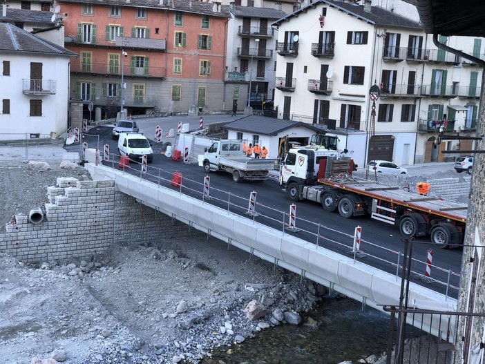 Il ponte Bourg Neuf a Tenda aperto al transito (Foto Facebook Anne Catmaucorps)